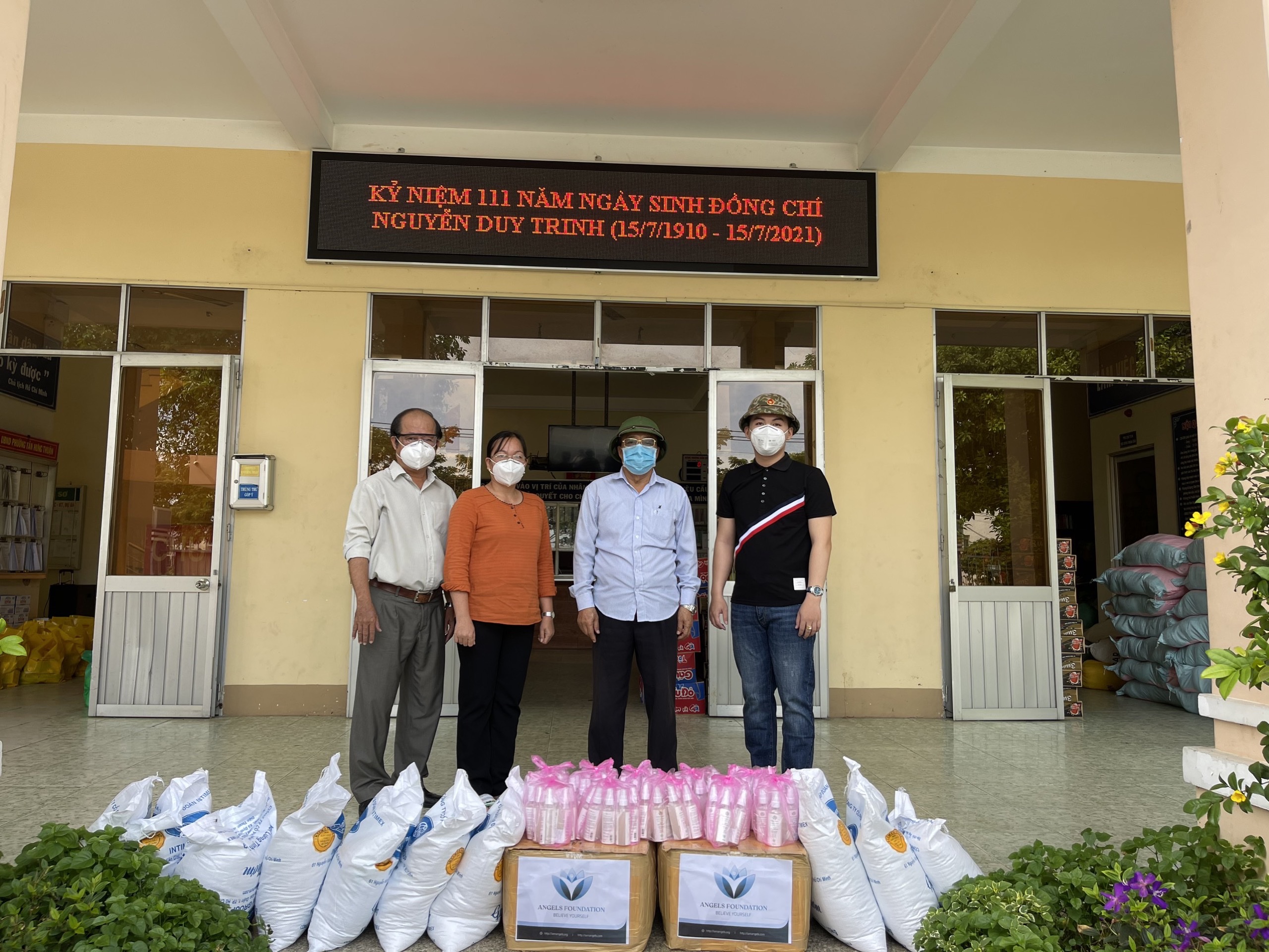 Công ty trao tặng quà cho gia đình các Bà Mẹ Việt Nam Anh Hùng tại quận 12 TP.HCM  trong năm 2021